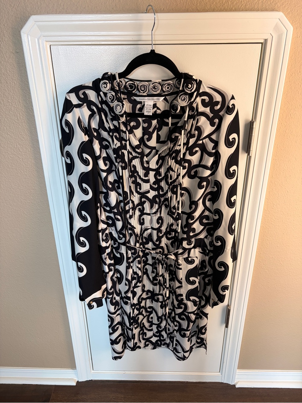 Diane von Furstenberg Broken Waves Black and White Embellished Silk, size 8